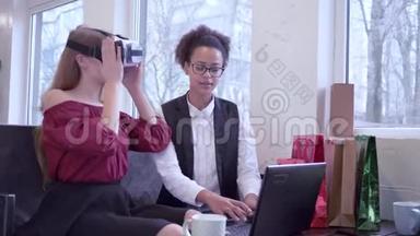 现代科技，可爱的黑人女孩与电脑笔记本电脑和白种人女友进入虚拟现实眼镜游戏中