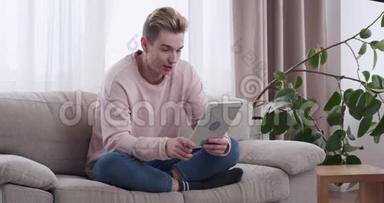 家中数码平板电脑上轻松的男人视频会议