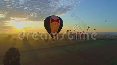 在<strong>太阳升起</strong>的气球节上早晨发射热气球的鸟瞰图