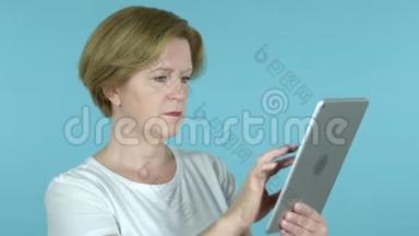 老女人在平板上浏览<strong>实习</strong>生，蓝色背景