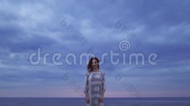 电影背景：年轻女子穿着白色连衣裙站在前台，享受大自然的天空-太棒了。