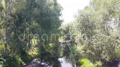 河水穿过格霍维特村，河水静静地流着，河边长着高大树木的叶子