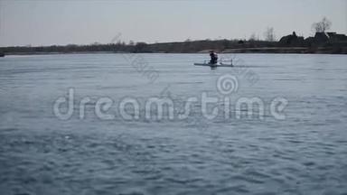 <strong>残疾人运动</strong>员在河上划独木舟的宽阔视野。 划艇，划艇，划艇.. 培训。 皮划艇