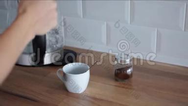 女人煮咖啡。 女孩用水壶往杯子里倒水
