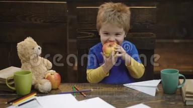 快乐的孩子玩得开心。 可爱的男孩吃着美味的苹果。 孩子和最喜欢的玩具分享<strong>零食</strong>。 小<strong>学生</strong>在