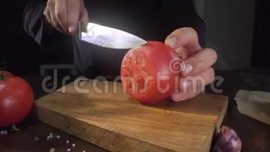 厨师用锋利的刀把熟透的红西红柿切成一圈圈在木板上，蔬菜沙拉的配料，烹饪
