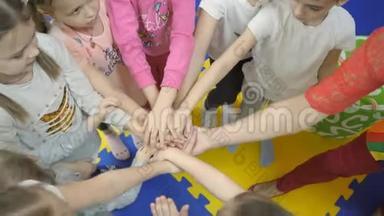 孩子们`游戏室。 孩子们`双手<strong>放在一起</strong>。