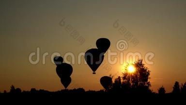 热气球的轮廓降落在令人惊叹的日落。<strong>阳光穿透</strong>