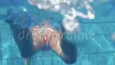 一名儿童在游泳池游泳的背景照片
