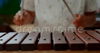 在4k学校的教室里，亚洲小学生玩<strong>木琴</strong>的中间部分