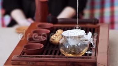 通过水壶里的筛子，倒入美味的茶，然后倒入杯子里。 茶道仪式