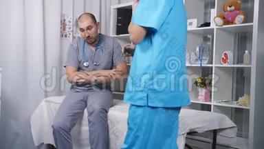 员工房间休息.. 两名医生在员工休息室里交谈。