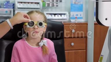 年轻女孩接受眼科医生、验光师或眼科医生的眼科检查