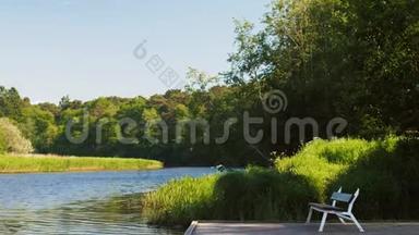 夏季在湖泊或河流的<strong>木墩</strong>上坐凳