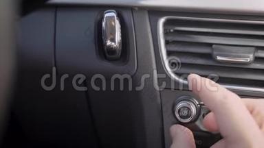 在框架中，一个人的手和一个汽车音频<strong>音量</strong>旋钮。 司机或乘客调整音乐<strong>音量</strong>水平..