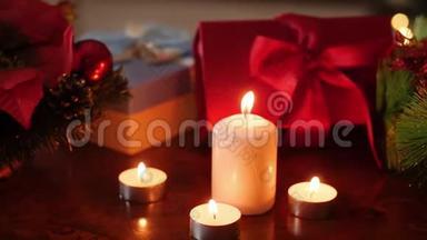 客厅漂亮的木制桌子的4k视频，用礼物、花环和蜡烛装饰圣诞节。 完美完美完美