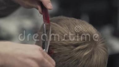 理发师用剪刀剪头发. 理发店里`男人的发型
