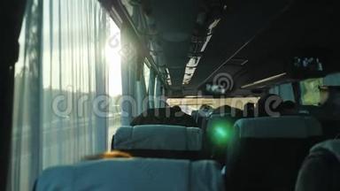 从乘客<strong>巴士</strong>内观看游客。 乘车<strong>旅行</strong>和旅游概念