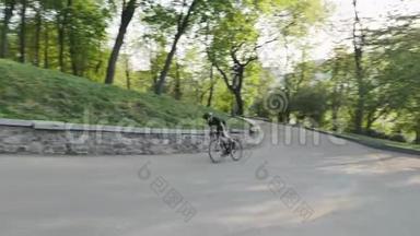 作为训练的一部分，专业的强壮瘦骨嶙峋的骑自行车的人向希尔<strong>使劲</strong>蹬车。 慢动作