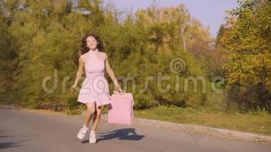 快乐女孩带着包裹在公园里散步。 女人手里拿着<strong>商场</strong>里的纸袋。 4K