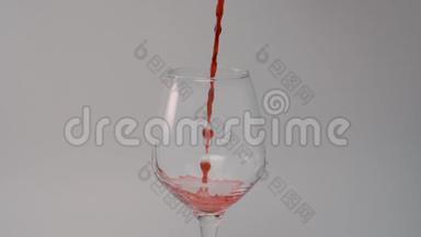将红酒缓慢倒入玻璃杯中，液体倒入240fps，酒精饮料，一杯葡萄酒，全高清240p Prores422