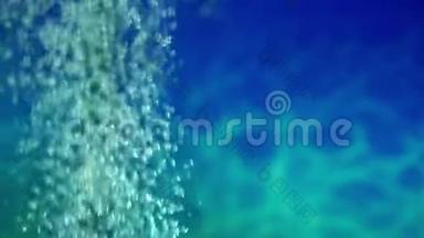 泡泡氧气移动线特写背景蓝色海水慢动作