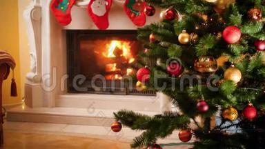 4k视频美丽的圣诞树与燃烧的壁炉燃烧的彩色灯光