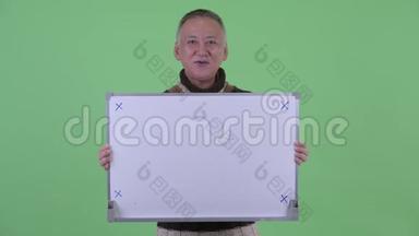 快乐成熟的日本男人拿着白板说话