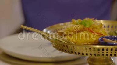 一个圆形金属蛋糕展示盘里的炸菜