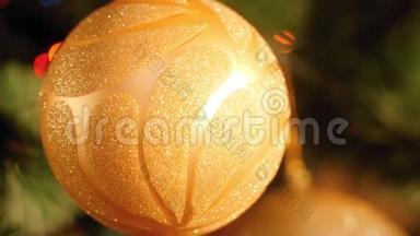 彩灯和金球装饰的美丽圣诞树特写视频