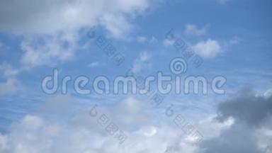 只有天空。 蓝天白云的美丽全景.. 在云层中飞行的效果。 全高清时间延时