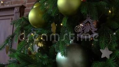 在圣诞<strong>树上</strong>，<strong>装饰</strong>着、雪花、金球、心形<strong>装饰</strong>物和灯光