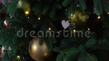 在圣诞树上，装饰着、雪花、金球、心形装饰物和灯光