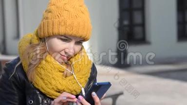 城市耳机听音乐和手机浏览<strong>可爱女孩</strong>的画像