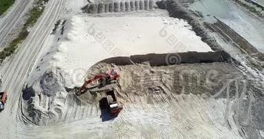 卡车驾驶白色矿石和挖掘机<strong>航天</strong>机的沙坑