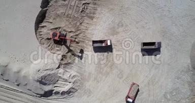挖掘机用<strong>矿石</strong>在采砂场的空中拍摄