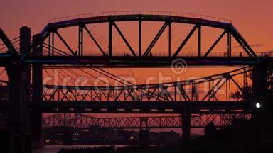 太阳升起前，多种颜色的光在肯塔基州路易斯维尔附近的四大桥上