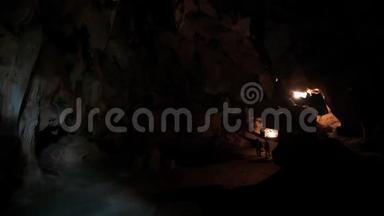 游客在越南Tam CocBich Dong塔漫步洞穴