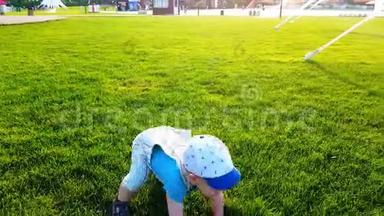 那孩子笨拙地走在一片绿油油的草地上<strong>跌倒</strong>了