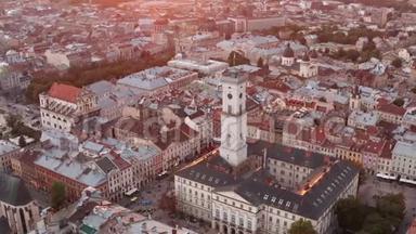 美丽的全景欧洲城市，乌克兰利沃夫日落无人机空中<strong>观景台</strong>