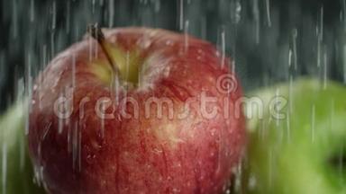 在<strong>视频</strong>中，我们看到苹果，在<strong>视频</strong>的中间，水从顶部开始倾泻，就像大雨，<strong>特写</strong>，黑色