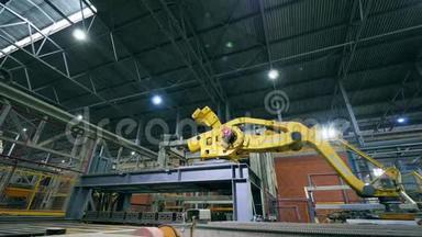 机械机械机械臂正在工业工厂重新安置砖块。