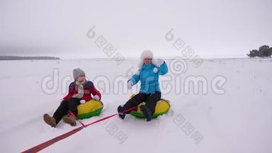 圣诞节期间，一家人在冬季公园玩耍。 快乐的妈妈孩子们冬天在雪地里滑冰，玩耍