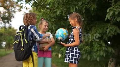学童认为放学后会有一个大地球仪站在街上。 地理学习，旅行梦想