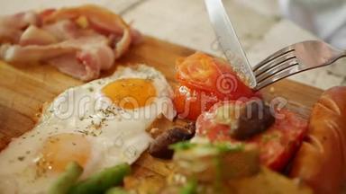 女人吃传统的<strong>英式早餐</strong>，有煎鸡蛋、香肠、绿豆、土豆、蘑菇、西红柿、烤面包