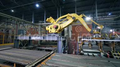 陶瓷<strong>产品</strong>由工厂的自动机器人<strong>机械</strong>手运输。