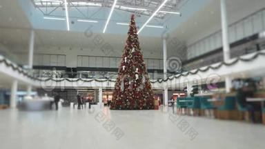 圣诞树在商场或购物中心。 时光流逝。 5.人们买礼物是因为打折和打折