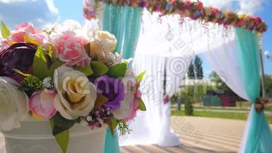 婚礼用的拱门。 漂亮的婚礼装饰