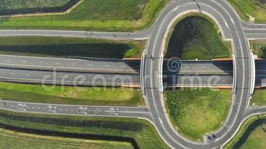 在高速公路上以环形式的形式在顶部旅行车立交桥上的空中视野。 从高速公路出口下高速