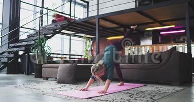 练习瑜伽练习女士在家鸟狗练习早晨女士坐在地板上用瑜伽垫